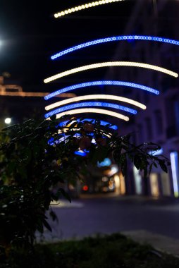 Şehirde ışık şeritli ve projeksiyonlu Noel süslemeleri