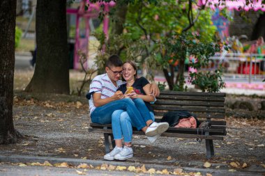 Terni, İtalya Eylül 02: 2020: Parkta bir bankta şehvetli tavırları olan nişanlı