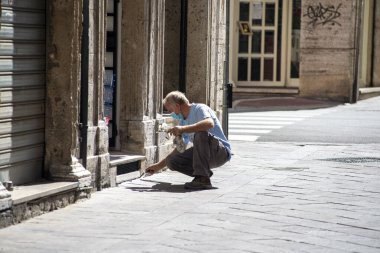 Terni, İtalya Eylül 02 2020: bir dükkanda boyacı
