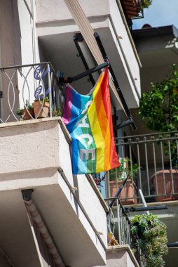 Terni, İtalya Eylül 02 2020: Bir evin balkonuna barış bayrağı asıldı