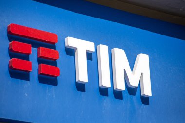 Terni, İtalya Eylül 02 2020: Tim Shop 'un önünde ders veriyor.