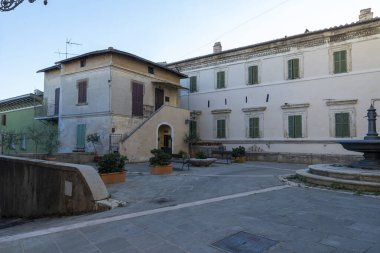 Collescipoli, İtalya Eylül 04: 2020: Collescipoli kasabasının merkezindeki San NIcolo kolej kilisesinin çan kulesi