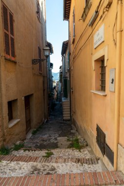 Collescipoli, İtalya Eylül 04: 2020: Collescipoli kasabasının merkezindeki San NIcolo kolej kilisesinin çan kulesi