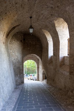 Collescipoli, İtalya Eylül 04: 2020: Collescipoli kasabasının merkezindeki San NIcolo kolej kilisesinin çan kulesi