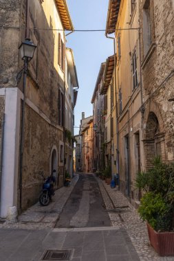 Collescipoli, İtalya Eylül 04: 2020: Collescipoli kasabasının merkezindeki San NIcolo kolej kilisesinin çan kulesi