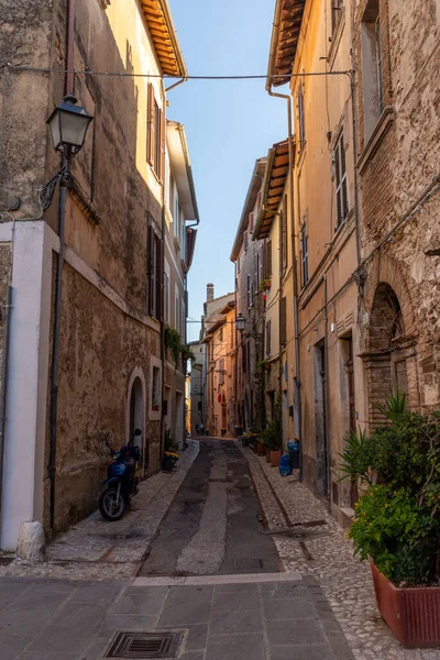 Collescipoli, İtalya Eylül 04: 2020: Collescipoli kasabasının merkezindeki San NIcolo kolej kilisesinin çan kulesi