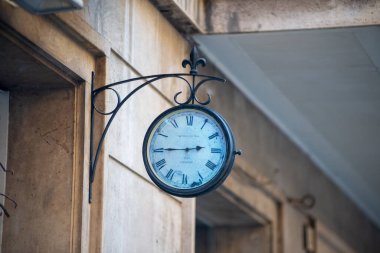 Terni, İtalya Eylül 05: 2020: bir dükkanın dışındaki duvar saati