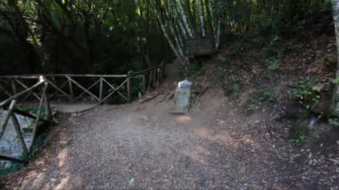Terni vilayetinde mavi suyu olan boğucu bir bölge.