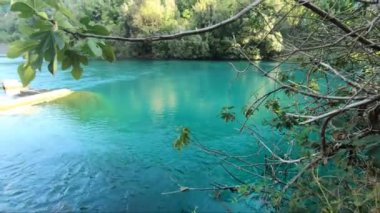 Terni vilayetinde mavi suyu olan boğucu bir bölge.