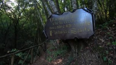 İtalya 'nın Narni coğrafi merkezi ormanda yer almaktadır.