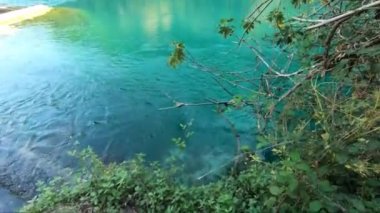 Terni vilayetinde mavi suyu olan boğucu bir bölge.