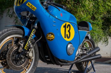 TERNI, İTALYA 18 Eylül 2020: Kawasaky 500 model eski bir motosikletin ayrıntıları