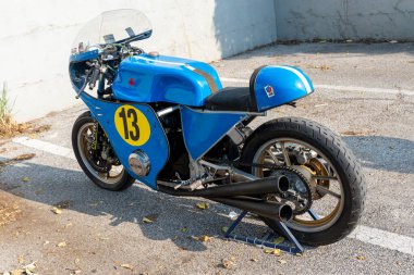 TERNI, İTALYA 18 Eylül 2020: Kawasaky 500 model eski bir motosikletin ayrıntıları