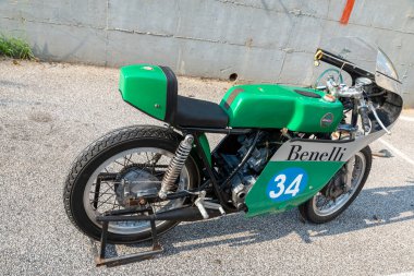 TERNI, İTALYA EPTEMİ 18 Eylül 2020: antika Benelli 250 motorsikletinin ayrıntıları