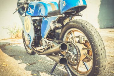 TERNI, İTALYA 18 Eylül 2020: Kawasaky 500 model eski bir motosikletin ayrıntıları