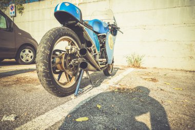 TERNI, İTALYA 18 Eylül 2020: Kawasaky 500 model eski bir motosikletin ayrıntıları