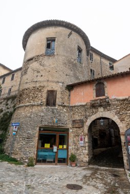 acquasparta, İtalya 21 Eylül 2020: Müktesebatın tarihi merkezinin giriş kapısı