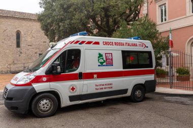 acquasparta, İtalya 21 Eylül 2020: Müktesebattaki insanların kurtarılması için ambulans