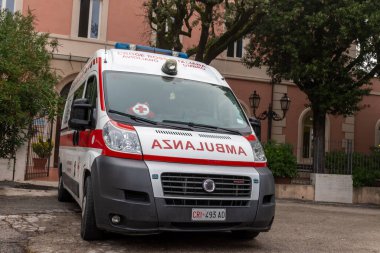 acquasparta, İtalya 21 Eylül 2020: Müktesebattaki insanların kurtarılması için ambulans