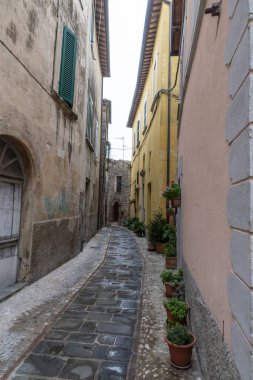 acquasparta, İtalya 21 Eylül 2020: Acquasparta kasabasındaki sokak ve binaların mimarisi
