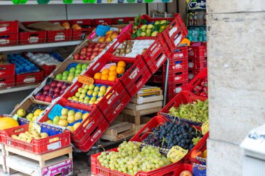 Terni, İtalya 23 Eylül 2020: bir manavda satılık meyve