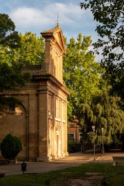 Terni, İtalya 23 Eylül 2020: Terni gezinti parkındaki eski Santa Maria del Carmine Kilisesi