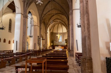 Terni, İtalya 24 Eylül 2020: Terni 'nin merkezindeki San Francesco Kilisesi' nin içi