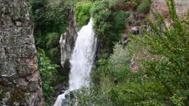 Lazio bölgesinde bir Eylül günü Nepi şelalesi