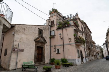 Nepi, İtalya 26 Eylül 2020: Nepi kasabasındaki sokak ve binaların mimarisi