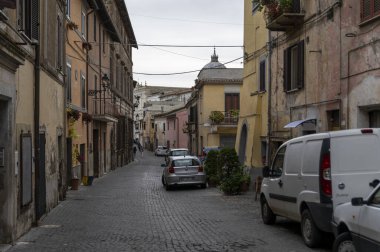 Nepi, İtalya 26 Eylül 2020: Nepi kasabasındaki sokak ve binaların mimarisi