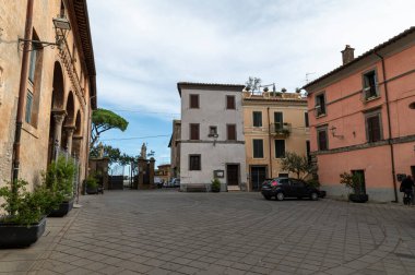 Nepi, İtalya 26 Eylül 2020: Nepi 'nin merkezinde Duomo' nun karesi