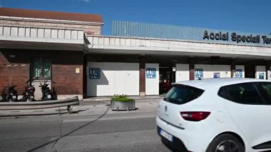 Umbria 'daki Terni şehrinin çelik fabrikasına giriş