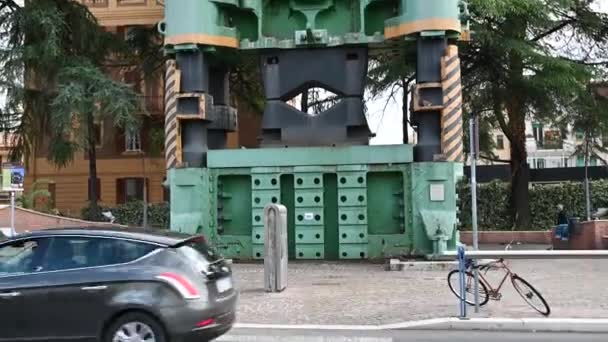 Denkmal der Terni-Presse zu Ehren des Stahlwerks — Stockvideo