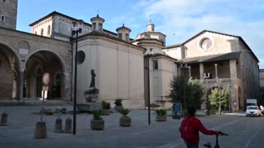 Rieti şehrinin merkezindeki katedral.