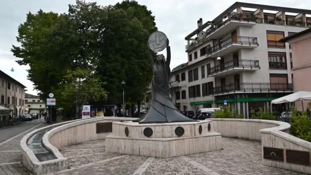 Monumento a la lira colocado en una plaza de la ciudad de rieti — Vídeo de stock