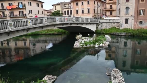 Římský most přes řeku Velino ve městě Rieti — Stock video