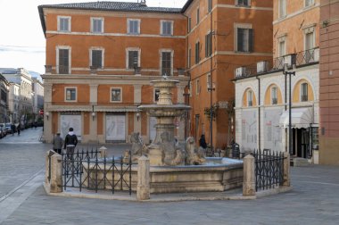 rieti, İtalya Ekim 02 2020: Rieti şehrinde Vittorio Emanuele II meydanında çeşme