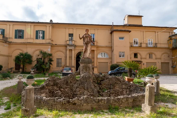 イタリアのリーティ2020年10月2日 リーティの宮殿の中庭に噴水のある記念碑 — ストック写真
