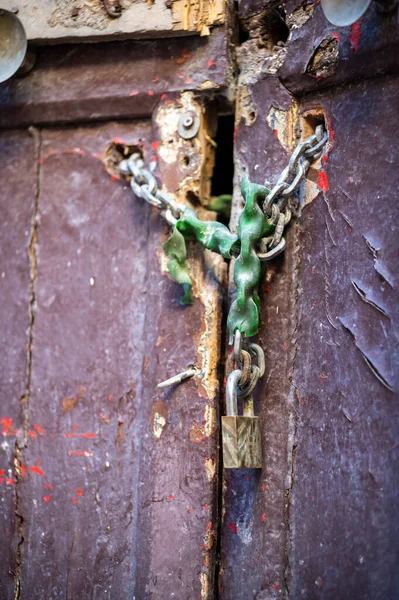 Kilitli Zincirli Terk Edilmiş Bir Binanın Kapısı — Stok fotoğraf