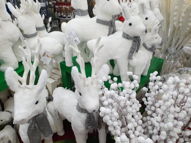 Noel tatili için tipik nesneler yumuşak beyaz kumaşlı ren geyikleri