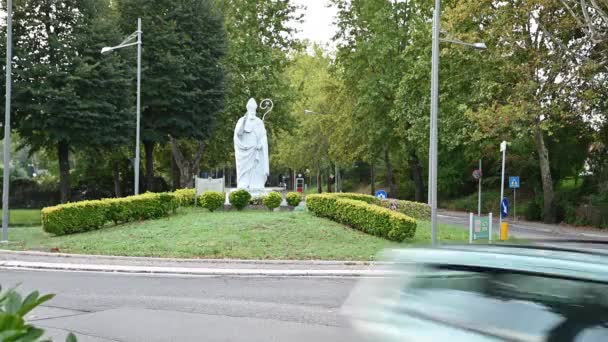 イタリアのテルニ2020年10月9日 教会の隣に像を置いた恋人のバレンタイン守護聖人 — ストック動画