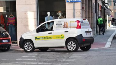 Ekteki dört ok ile posta makinesi durur