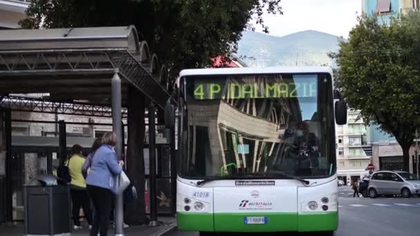 Şehir otobüsü durağa geliyor ve bir kişi biniyor. — Stok video