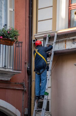 Terni, İtalya 14 Ekim 2020: İşe gitmek için merdivenin başında duran adam
