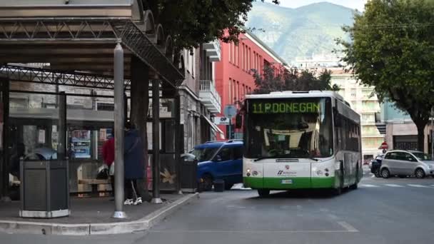 Városi busz érkezik a megállóba — Stock videók