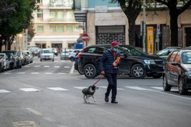 Terni, İtalya 14 Ekim 2020: siyah adam tasmalı ve tıbbi maske takıyor.