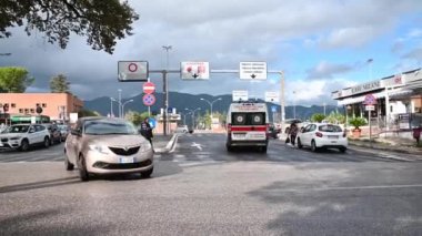 Santa Maria di Terni Hastanesi 'ne ambulans geliyor.