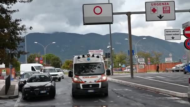 Швидка допомога виїжджає з лікарні Санта Марія ді Терні. — стокове відео