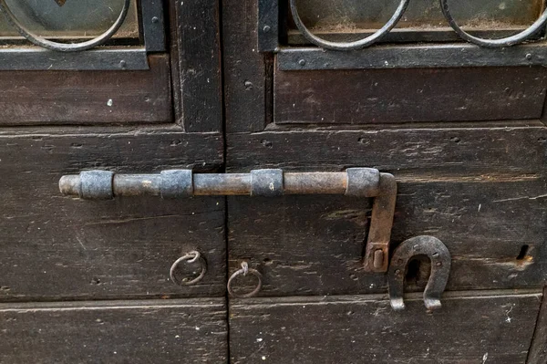 錆の兆候を持つ歴史的なドアにヴィンテージラッチ — ストック写真
