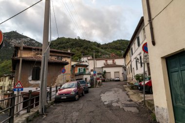 Terni, İtalya 16 Ekim 2020: Papigno kasabasının dar sokaklarının mimarisi